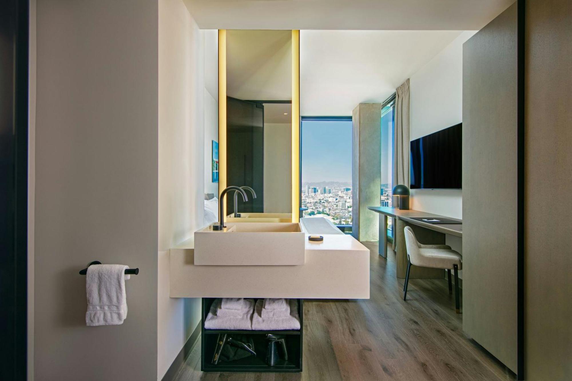 Corner King Room with City View
