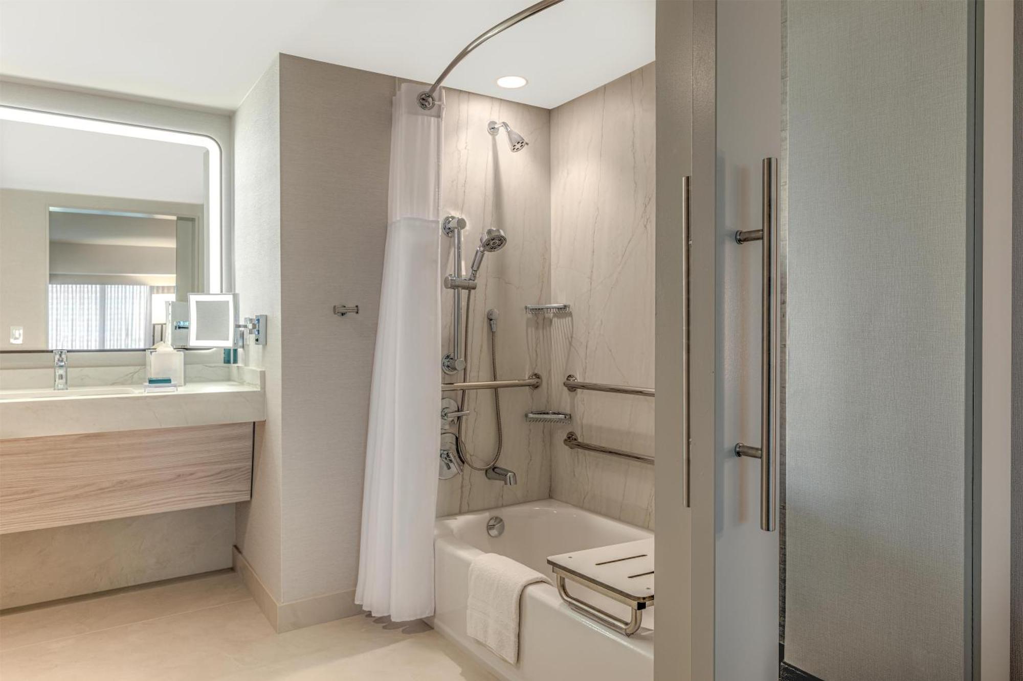 King Room Tub Mobility Hearing Access,1756511241:JPEG