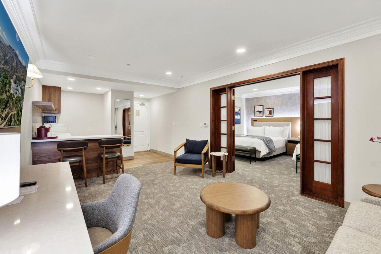 Queen Suite with Two Queen Beds and Jacuzzi - Non-Smoking