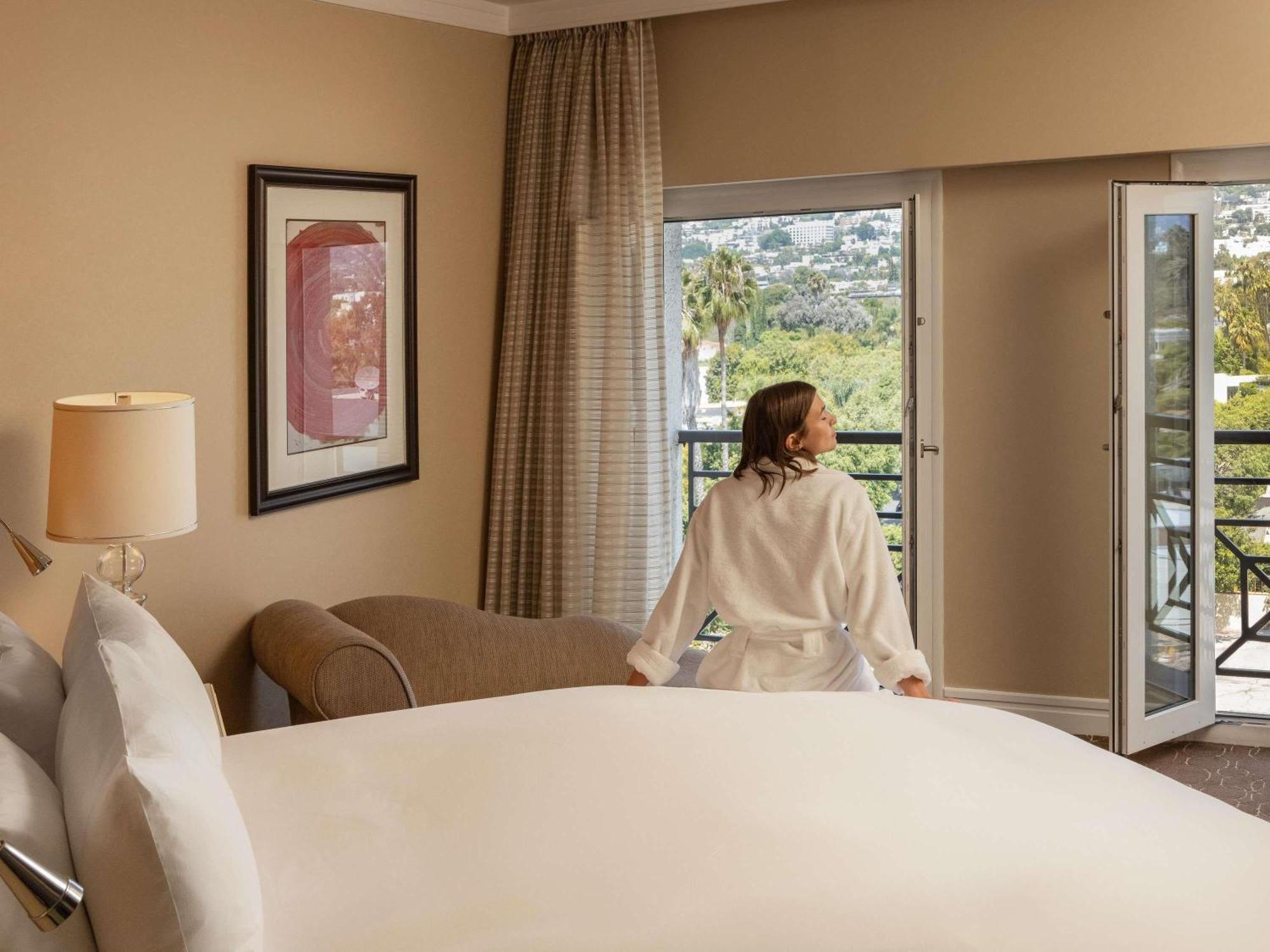 Hollywood King Suite with Hollywood Hills View